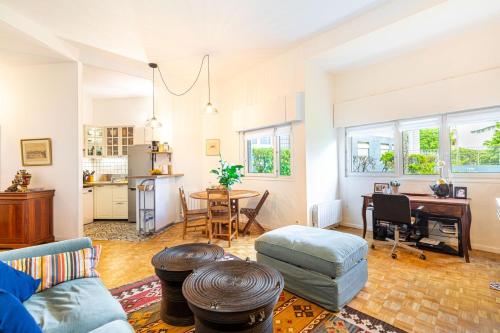 un salon avec un canapé et une table dans l'établissement GuestReady - Appartement vintage à Beaugrenelle, à Paris