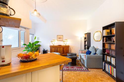 une cuisine avec un bol de fruits sur un comptoir dans l'établissement GuestReady - Appartement vintage à Beaugrenelle, à Paris