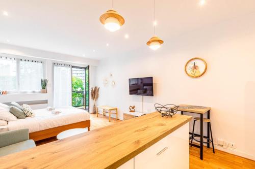 un salon avec un lit et une table dans l'établissement GuestReady - Homely nest with balcony, à Paris