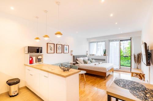 - une cuisine et un salon avec un canapé en arrière-plan dans l'établissement GuestReady - Homely nest with balcony, à Paris