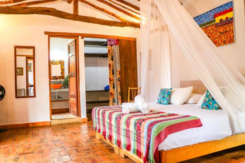 1 dormitorio con 1 cama con mosquitera en Hotel Casa Canela By MH en Barichara