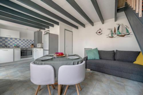 un salon avec une table et un canapé dans l'établissement Plage à 200m, maison mitoyenne pour 4, à La Bernerie-en-Retz