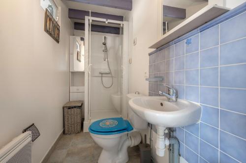 une salle de bain avec toilettes et lavabo dans l'établissement Plage à 200m, maison mitoyenne pour 4, à La Bernerie-en-Retz