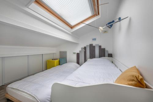 Cette petite chambre dispose de 2 lits et d'une lucarne. dans l'établissement Plage à 200m, maison mitoyenne pour 4, à La Bernerie-en-Retz