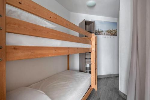 une chambre avec deux lits superposés dans une pièce dans l'établissement Appart avec terrasse et vue mer - 30m de la plage, à Saint-Nazaire