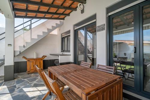 a dining room with a wooden table and chairs at Campinhus in Campinho