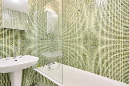 une salle de bain avec une douche, un lavabo et une baignoire dans l'établissement Proche du marché et de la grande plage de l'Ecluse, à Dinard