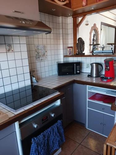 une cuisine avec un évier et une cuisinière four supérieur dans l'établissement Appartement moderne à Perpignan avec vue sur la montagne, à Perpignan