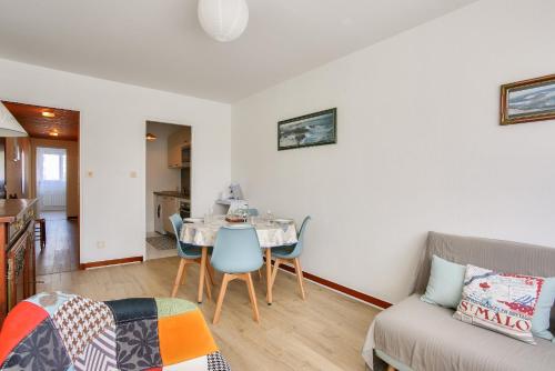 un salon avec une table et un canapé dans l'établissement Proche du marché et de la grande plage de l'Ecluse, à Dinard