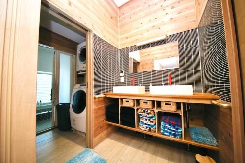 une salle de bain avec un lavabo et une machine à laver dans l'établissement ビーチキャビン - シービュー バーベキュー ピザ サウナ プール ホットタブ - Beach Cabin Chiba - Seaview BBQ Pizza Sauna Pool Hot-tub, à Kobama