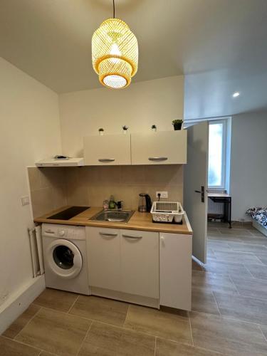 une cuisine avec un évier et une machine à laver dans l'établissement HL Home Paris Ivry, à Ivry-sur-Seine