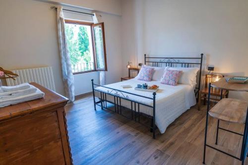 Postel nebo postele na pokoji v ubytování Casale Passalacqua Pesaro by Yohome