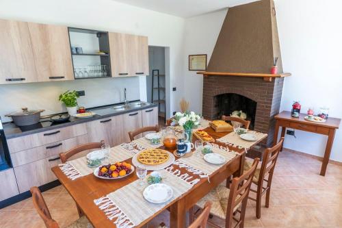 Kuchyň nebo kuchyňský kout v ubytování Casale Passalacqua Pesaro by Yohome