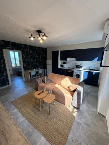 un salon avec un canapé et une table dans l'établissement La suite chaleureuse, à Grasse