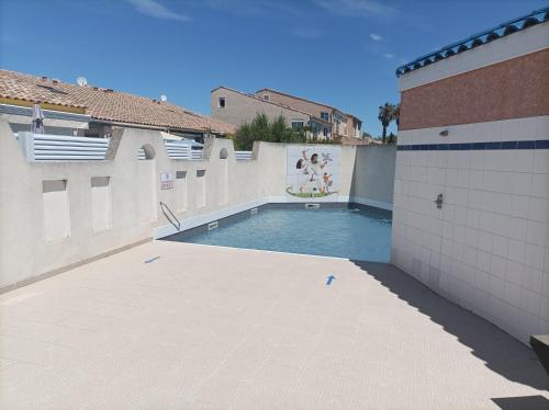 une piscine dans la cour d'un immeuble dans l'établissement 