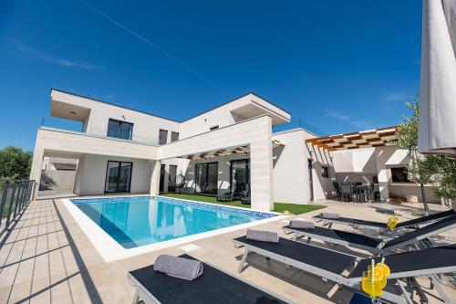 Villa Dasi s grijanim bazenom