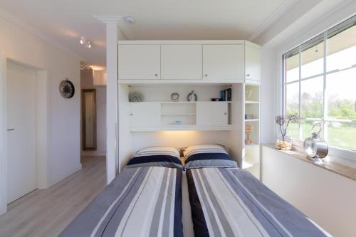 a bedroom with two beds in a room at Ferienwohnung Ankommen in Timmendorfer Strand