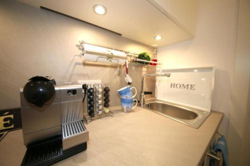 kuchnia z kuchenką i umywalką w pokoju w obiekcie Ferienwohnung Strandallee 200 w mieście Timmendorfer Strand