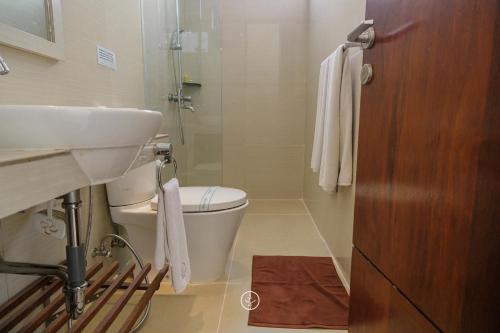 Ένα μπάνιο στο Chamomile Hill View Villa 6 bedrooms with a private swimming pool and movie room