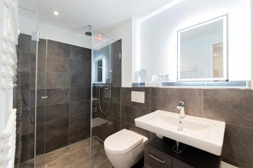 a bathroom with a sink and a toilet and a shower at Ferienwohnung Stern 3 Scharbeutz in Scharbeutz
