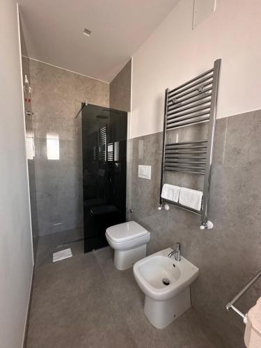 a bathroom with a toilet and a sink at B&B Casa Giulivo Pantanagianni in Torre Santa Sabina