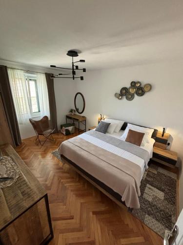 - une grande chambre avec un grand lit et une table dans l'établissement Centar 103 Apartment, à Šibenik
