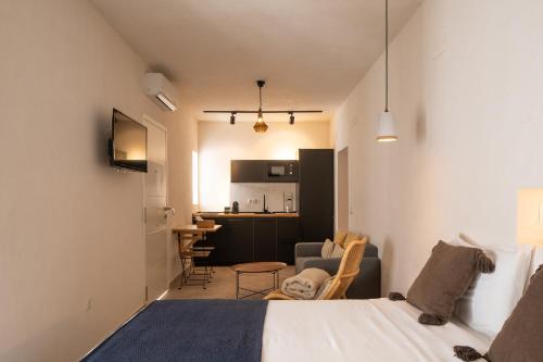 a small room with a bed and a kitchen at VICTORIA - by Ático73 in Medina Sidonia