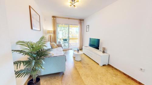 Apartamento Girasol en Denia con piscina, terraza y playa a 150 metros by Family Homes