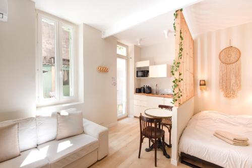 un salon avec un canapé et une table dans l'établissement Paradis d'amour avec terrasse, à Marseille