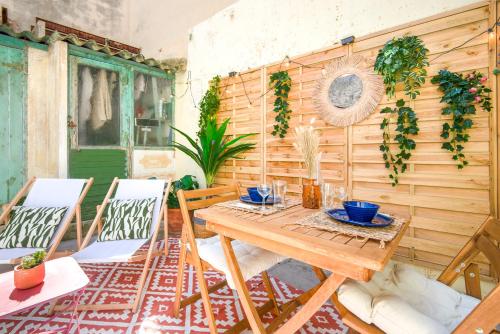 un patio avec une table et des chaises en bois dans l'établissement Paradis d'amour avec terrasse, à Marseille