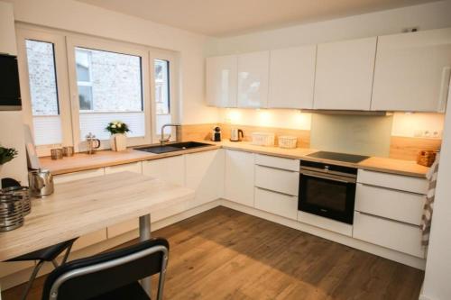 Кухня или мини-кухня в Ferienwohnung Küstentraum
