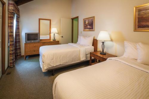 una camera d'albergo con due letti e una televisione di Club Wyndham Resort at Fairfield Mountains a Lake Lure