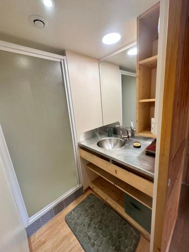 une salle de bain avec un lavabo et une douche dans l'établissement Chalet 45m2, à Mios