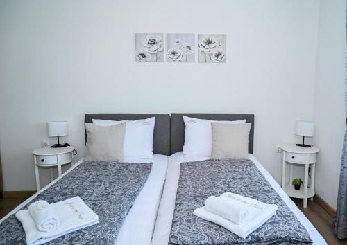 a bedroom with a bed with two white towels on it at КЪЩА ЗА ГОСТИ ГРОШЪ in Dobrinishte