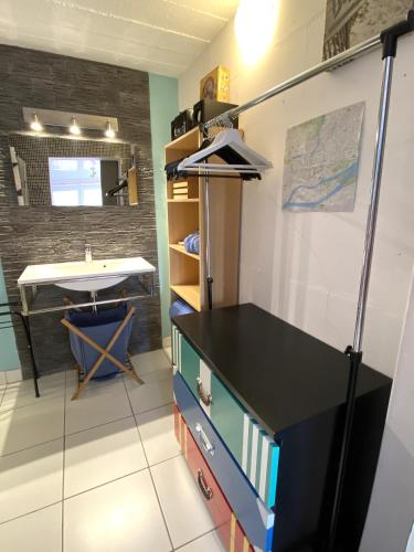 - une cuisine avec un bureau et une table dans une chambre dans l'établissement Studio dans maison avec parking, à Bouguenais