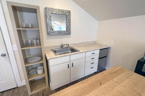 Searose BeachにあるOcean Front, Agate at Oregon House, Stairs to the Beach!の小さなキッチン(シンク、鏡付)