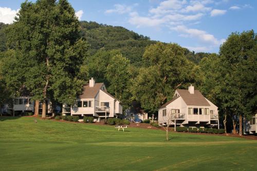un gruppo di case su un campo da golf di Club Wyndham Resort at Fairfield Mountains a Lake Lure