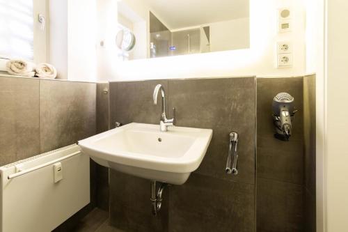 沙博伊茨Ferienwohnung Kleine Auszeit的带白色水槽和镜子的浴室