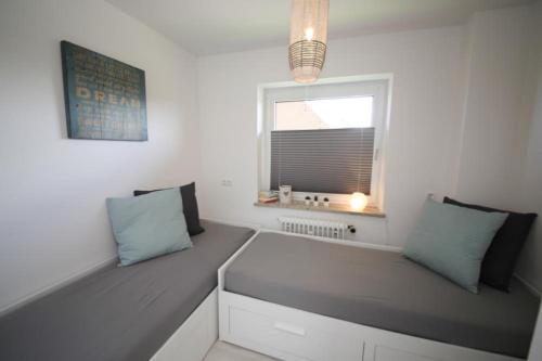 a room with a bench with two pillows and a window at Ferienwohnung Meeresstrand in Haffkrug