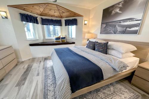 Ocean Front, Harmony at Oregon House, Stairs to the Beach! في Searose Beach: غرفة نوم بسرير كبير ونوافذ