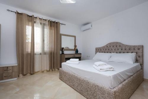 ein Schlafzimmer mit einem Bett mit zwei Handtüchern darauf in der Unterkunft Villa Valentino Swimming Pool in Moravë