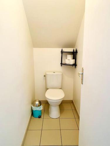 une salle de bain avec toilettes dans une petite pièce dans l'établissement La Tsarine - Cottage - Château Le Bas Bleu, à Quesnoy-le-Montant