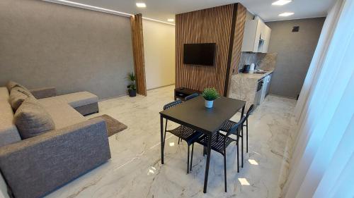 Μια τηλεόραση ή/και κέντρο ψυχαγωγίας στο M13 Apartment