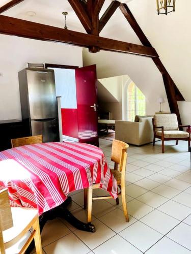 - une cuisine avec une table et un réfrigérateur dans la chambre dans l'établissement La Tsarine - Cottage - Château Le Bas Bleu, à Quesnoy-le-Montant