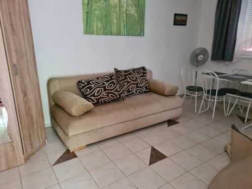 a living room with a couch and a table at Zseki apartman in Hajdúszoboszló
