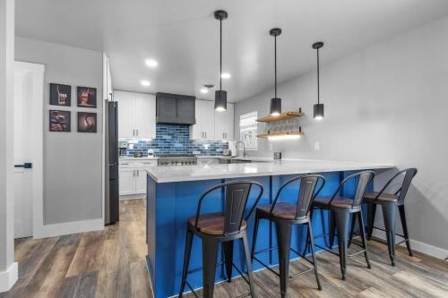 Køkken eller tekøkken på BlueBonnet Bungalow - Hot Tub & Fire Pit