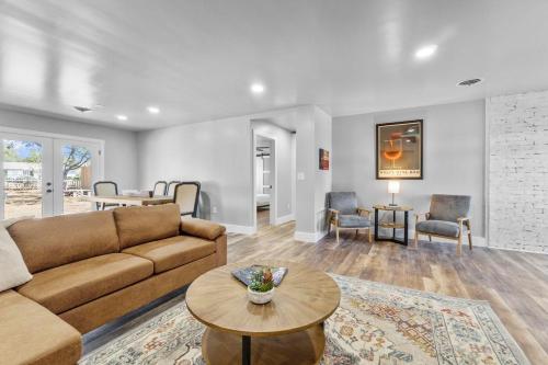 Et opholdsområde på BlueBonnet Bungalow - Hot Tub & Fire Pit