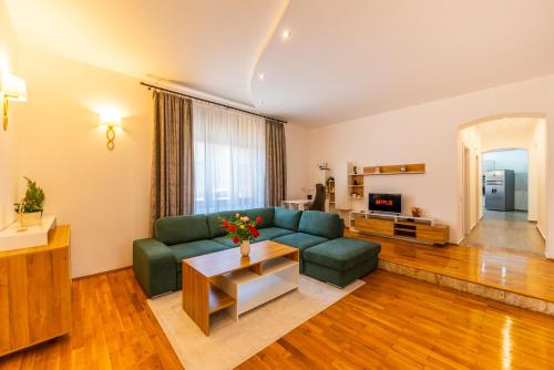 Posezení v ubytování Central Family House With Self Check-in