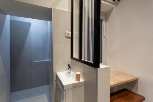 une petite salle de bain avec un lavabo et un miroir dans l'établissement L25 Suite au cœur de la Vieille Ville- 2 SDB, à Nice
