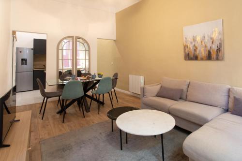 un salon avec un canapé et une table dans l'établissement L25 Suite au cœur de la Vieille Ville- 2 SDB, à Nice